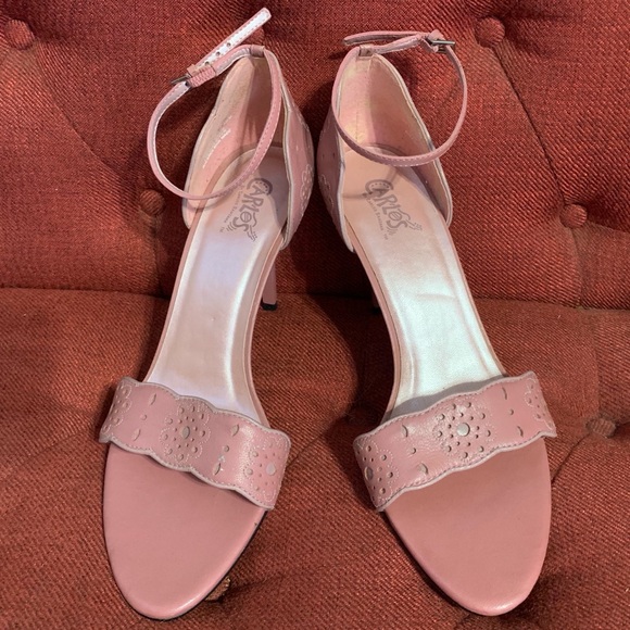 Carlos Santana Pink Heels with Floral Perforation - Picture 6 of 6